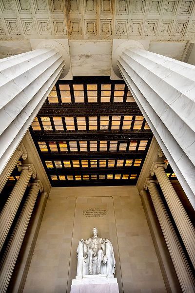 Perry, William 아티스트의 Tall white columns-Lincoln Memorial-Washington DC-Dedicated 1922-statue by Daniel French작품입니다.